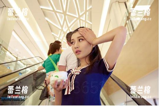 AISS爱丝(黄金版) - 欣阳连身袜的原图：怎么会有这样的组合，简直是个视觉陷阱！