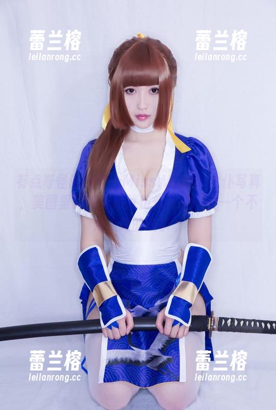 有点奇怪的感觉…MissWarmJ女仆写真，美图里的每张照片仿佛在诉说着一个不为人知的故事。