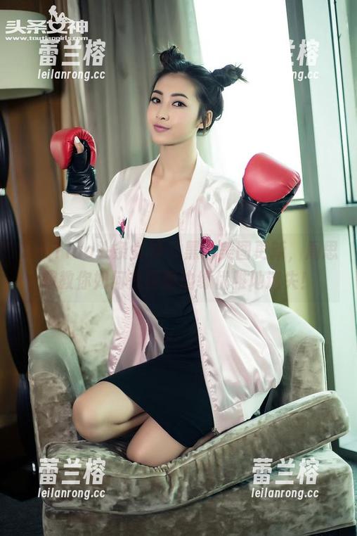 TouTiao头条女神 - 黑色美图更新，周思超教你如何在画面边缘优雅地迷失！