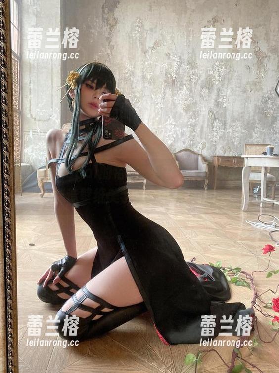 “Vinnegal的浴缸印象：看她如何用水创造壁纸美学”——写真随感