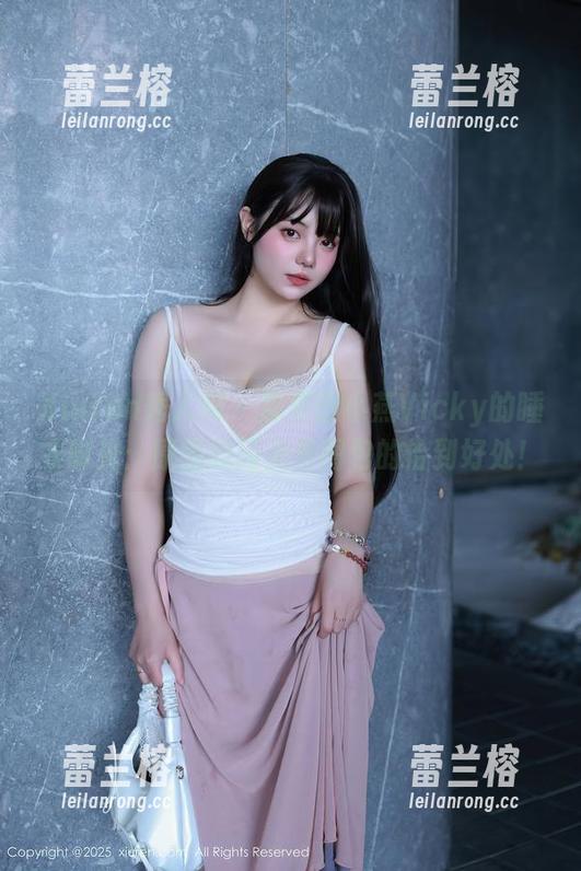 Xiuren秀人网 - 那些田小燕Vicky的睡衣时光：原图的闪光与图包的恰到好处！