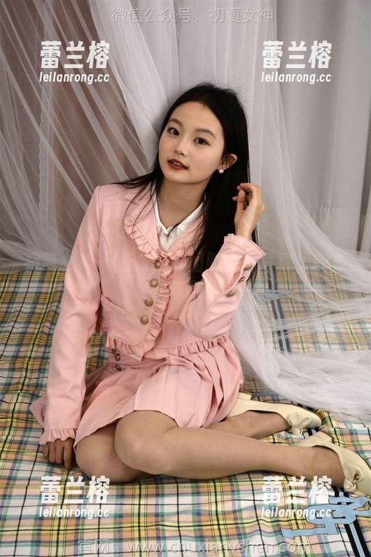 初夏女神 - 依依的御姐时光：写真里的柔软与刚强