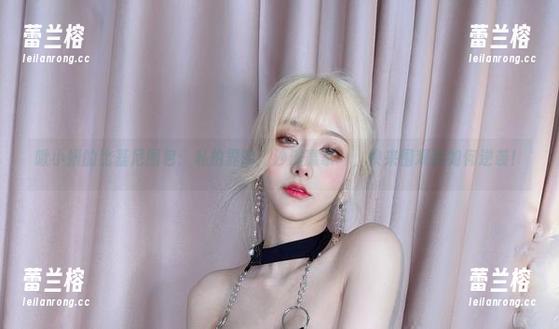 啾小妍的比基尼图包：私拍界的‘沙滩赢家’，快来围观我如何逆袭！