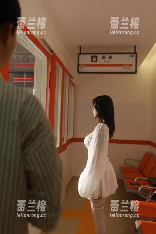 一组奈汐酱Nice的OL写真，职场不仅仅是冷冰冰。