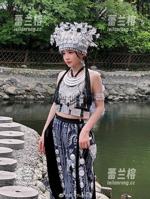 一见“御子Yumiko”就想说，哇，这件白裙子给她的气质加分了不少！照片都是艺术家们用心记录的