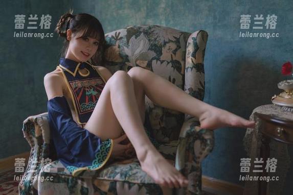 星黛鹿鹿i最新写真：罩纱豹纹泳装，准备好被这绝美的火力轰炸了吗？