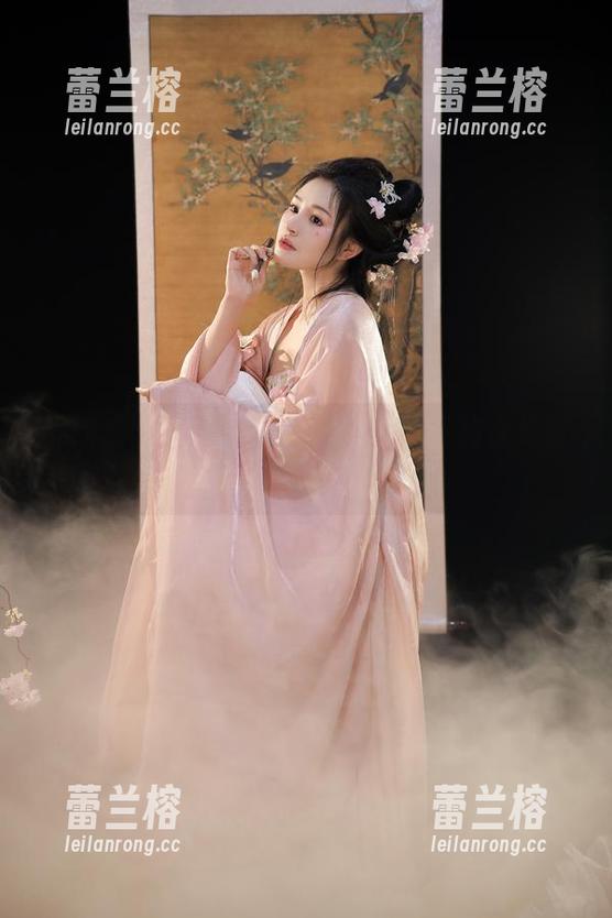 桃暖酱与废墟：为荒凉寻找美图的奇幻冒险