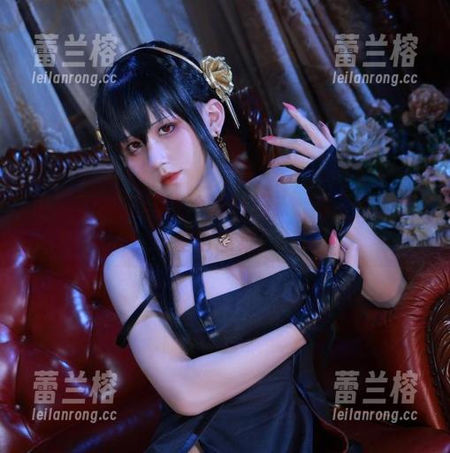 温暖的樱花与冰冷的制服：桜满三时的反差萌图集！