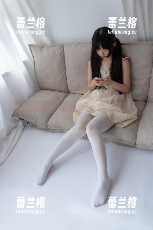 森萝财团独家：在高清下，黑丝妹妹闺房的小小尴尬！