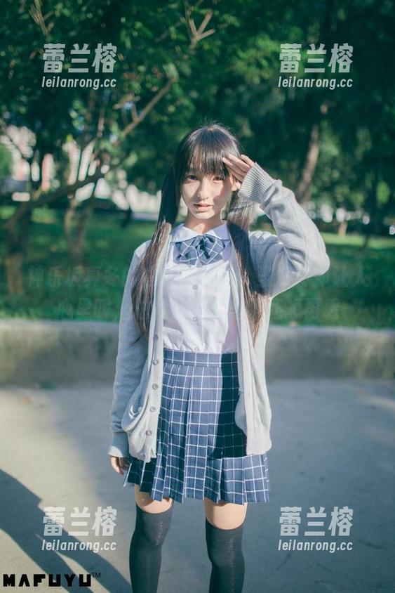 神乐坂真冬的白衬衫写真，虽然冷却让人心里暖，总觉得全套看了还想再看