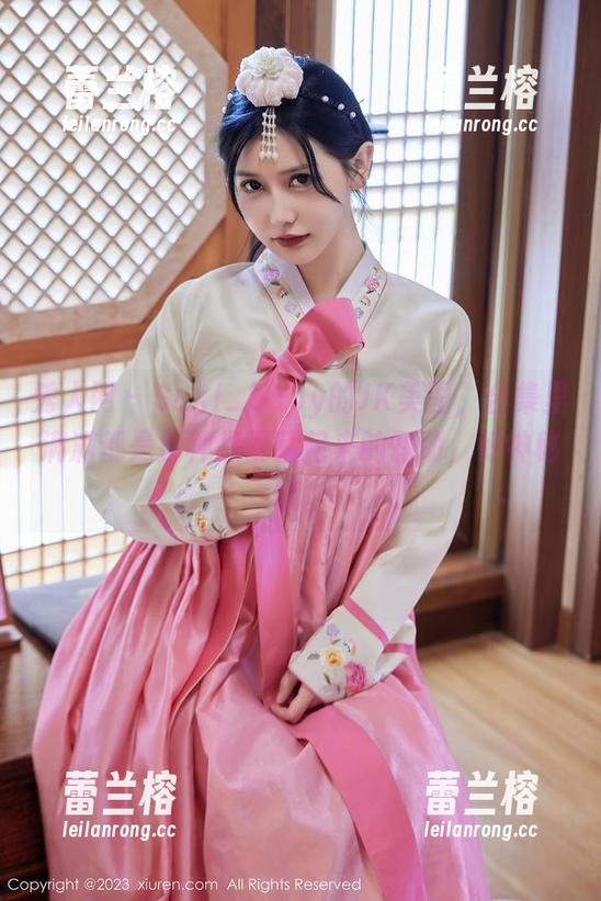 秀人网 - Suki_baby的JK美图，合集里满满都是那种想要藏起来的悸动，好神秘哦。