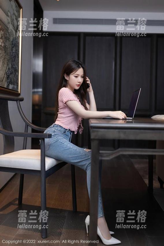 秀人网 - 这全套泳装图包，我只想说，林杉杉真不愧是博主，时髦又撩人的节奏！