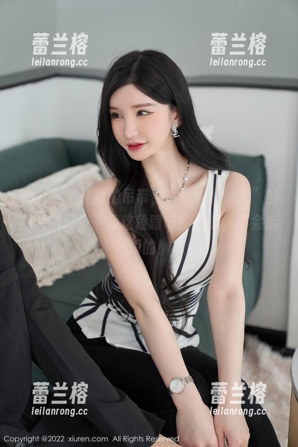 秀人网 - 迷离的吊带，“良人非爱人”的图片瞬间，下载这段暧昧的感觉，不会后悔的！