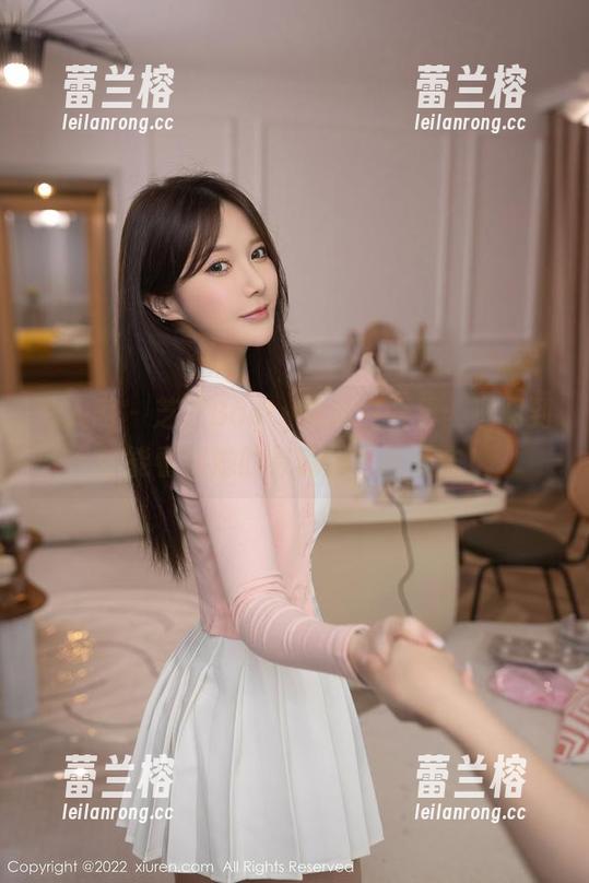 秀人网 - 芝芝Booty的纯白合集：透明到你能看到她的灵魂吗？瞧瞧去！