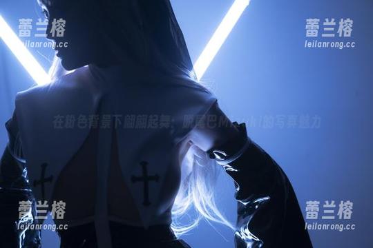 在粉色背景下翩翩起舞：脱尾巴Mizuki的写真魅力