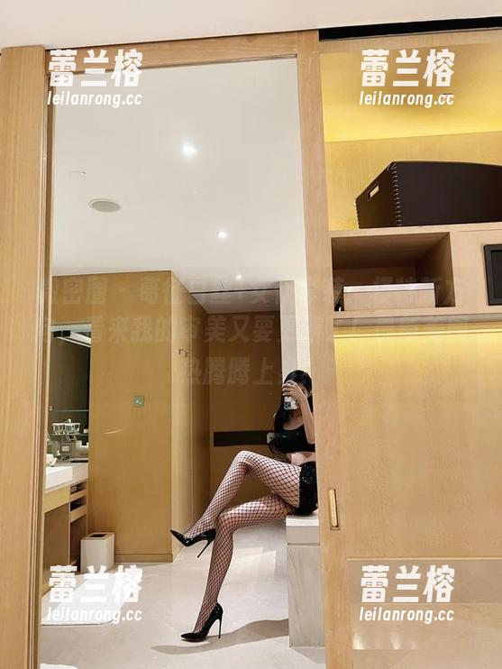 微密圈 - 葛征白丝+女仆套装：模特新方向，看来我的审美又要更新了！最新美图热腾腾上桌！