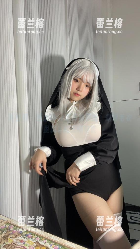 微密圈 - 葱油饼er写真集更新，露背毛衣里藏着的无限可能