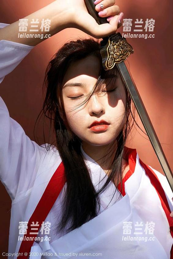 蜜桃社 - 初月泳池壁纸：这水，是她的舞台，也是我的梦境