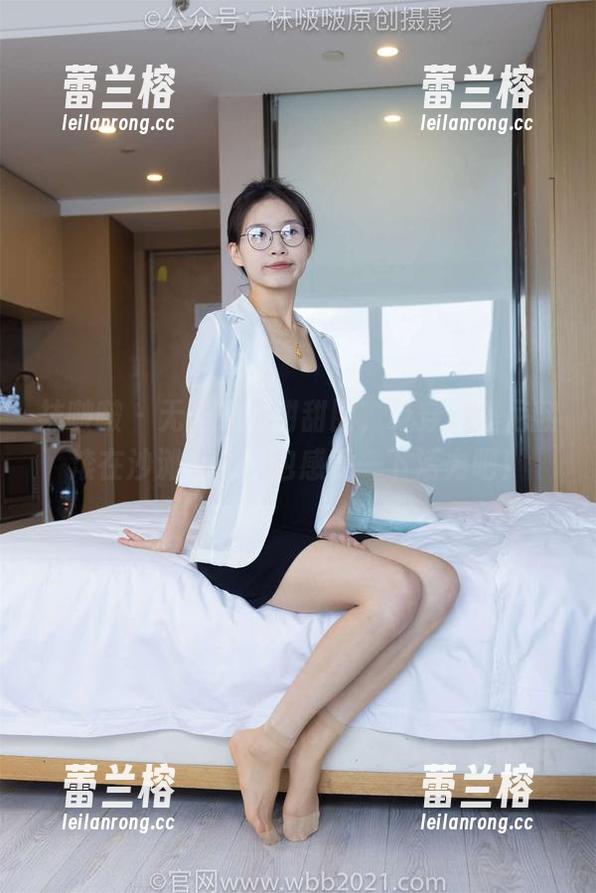 袜啵啵 - 无圣光的甜甜圈，身穿比基尼翻滚在沙滩上，图包感受一下活力吧！