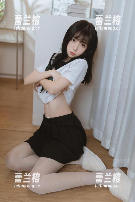 看完许岚LAN的礼服，图片对我造成了不小的冲击，资源里太多诱惑，让人心乱！