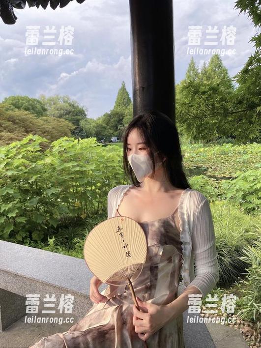 微密圈 - 护士软妹小九九的私拍：工作服里的幽默感！