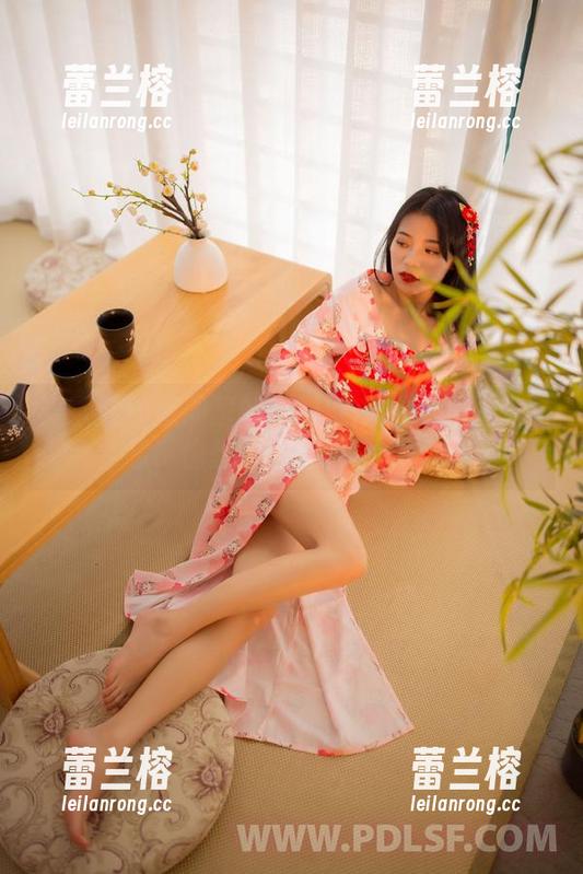 轰趴猫 - 图册里的陈雅漫：她的秘书角色超乎你想象的魅力与气场！