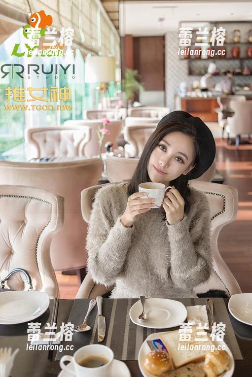 青豆客 - 最新写真：汪佩妮套装，她那姿态，简直让我无法自拔！