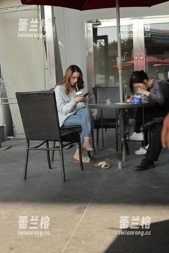 魔镜街拍 - 福利与粉裙并肩，婷婷的销售主管日常，瞬间把工作变成了时尚秀！