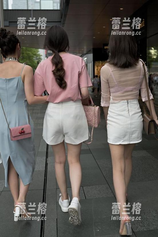 魔镜街拍 - 婷婷的定制写真：午后休闲竟能穿出包臀灰裙的极品薄丝范儿！