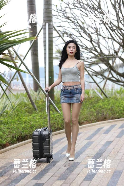 探险时间到！魔镜街拍的免费图册，蓝色牛仔热裤美女等你来解锁！