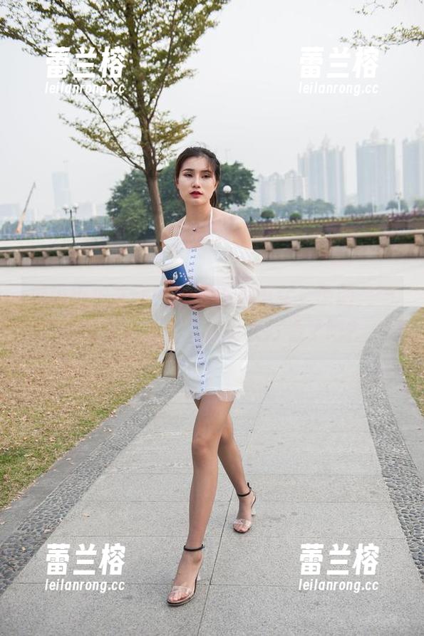 魔镜街拍在线：白色热裤美女，原图美到让我怀疑人生，这也太好看了吧？